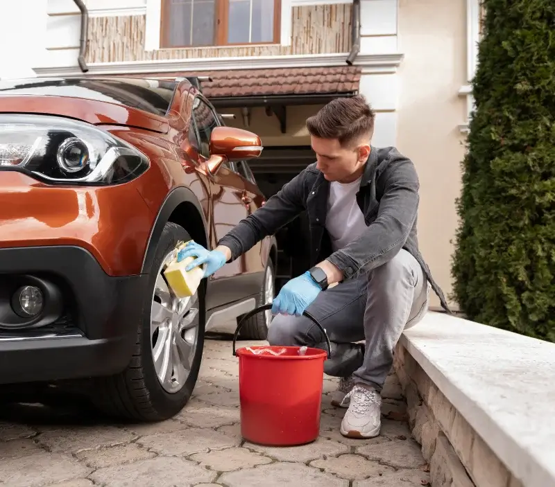 Lavage auto à domicile Yquelon : professionnel intervenant sur un véhicule